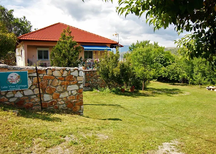 Countryside Cottage With Garden & Lake View
